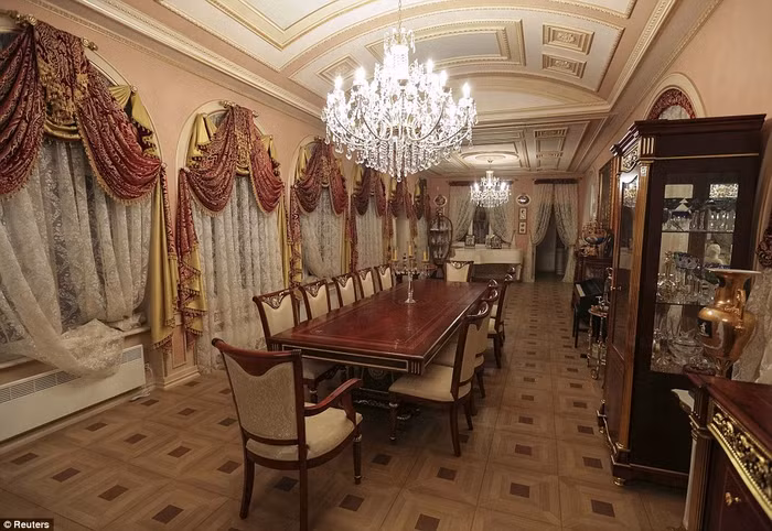 Phòng ăn 12 ghế ngồi. Phòng ăn 12 ghế ngồi.