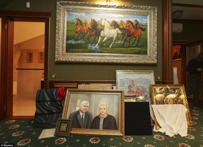 Các tác phẩm nghệ thuật được tìm thấy ở khắp mọi nơi trong ngôi nhà. Các tác phẩm nghệ thuật được tìm thấy ở khắp mọi nơi trong ngôi nhà.