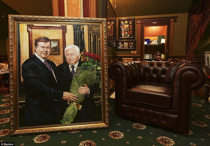 Một bức chân dung của cựu Tổng thống bị lật đổ. Một bức chân dung của cựu Tổng thống bị lật đổ.