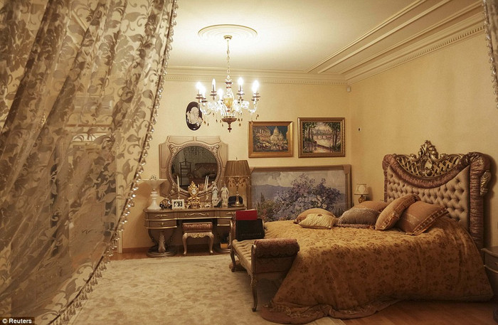 Một phòng ngủ đẹp lộng lẫy với các tác phẩm nghệ thuật trên tường. Một phòng ngủ đẹp lộng lẫy với các tác phẩm nghệ thuật trên tường.