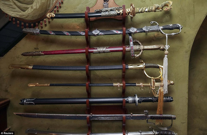 Bộ sưu tập vũ khí cũng được nhìn thấy trong khắp ngôi nhà. Bộ sưu tập vũ khí cũng được nhìn thấy trong khắp ngôi nhà.