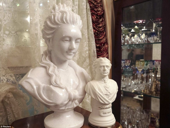 Một bức tượng bán thân của Catherine Đại đế và chồng bà, Vua Peter III của Nga Một bức tượng bán thân của Catherine Đại đế và chồng bà, Vua Peter III của Nga