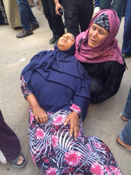 Hỗn loạn bên ngoài tòa án tại Minya, trong đó một phụ nữ đã ngất khi nghe thân nhân của mình bị tuyên án tử hình. Hỗn loạn bên ngoài tòa án tại Minya, trong đó một phụ nữ đã ngất khi nghe thân nhân của mình bị tuyên án tử hình.