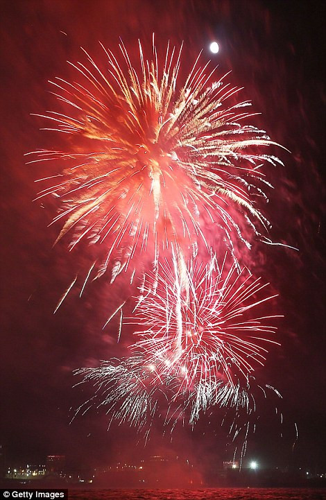 Bến cảnh Sydney được thắp sáng trong đêm.