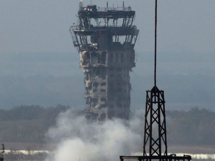 Tháp kiểm soát không lưu của sân bay Donetsk. Tháp kiểm soát không lưu của sân bay Donetsk.