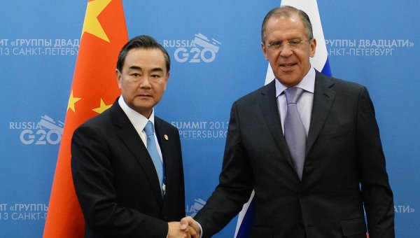 Ngoại trưởng Nga Sergei Lavrov (phải) và Ngoại trưởng Trung Quốc Vương Nghị. Ngoại trưởng Nga Sergei Lavrov (phải) và Ngoại trưởng Trung Quốc Vương Nghị.