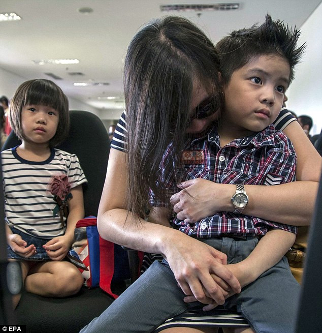 Trên máy bay có 155 hành khách và 6 thành viên phi hành đoàn, trong đó gồm 138 người lớn, 16 trẻ em và 1 trẻ sơ sinh.