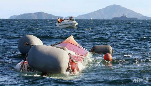 Thuyền cá bị lật sau va chạm.