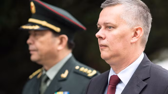 Bộ trưởng Quốc phòng Ba Lan Tomasz Siemoniak (phải). Bộ trưởng Quốc phòng Ba Lan Tomasz Siemoniak (phải).