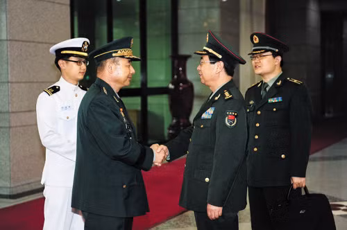 Tổng Tham mưu trưởng Hàn Quốc Jung Seung-joo (trái) gặp người đồng cấp Trung Quốc Phòng Phong Huy tại Bắc Kinh.