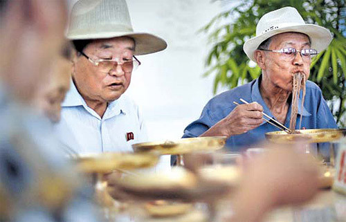 Mức thu nhập đang gia tăng và mức sống được cải thiện tại Triều Tiên. Mức thu nhập đang gia tăng và mức sống được cải thiện tại Triều Tiên.