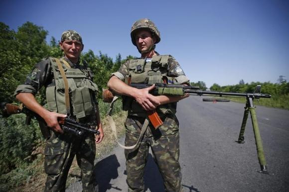 Lực lượng an ninh Ukraine tại một trạm kiểm soát ở Slaviansk. Lực lượng an ninh Ukraine tại một trạm kiểm soát ở Slaviansk.