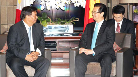 Thủ tướng Nguyễn Tấn Dũng và Chủ tịch Thượng viện Philippines Franklin Drilon tại cuộc hội kiến. Ảnh: Đức Tám - TTXVN Thủ tướng Nguyễn Tấn Dũng và Chủ tịch Thượng viện Philippines Franklin Drilon tại cuộc hội kiến. Ảnh: Đức Tám - TTXVN