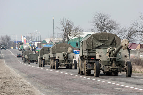Một đoàn xe tải kéo pháo binh di chuyển trên một con đường gần một điểm kiểm tra an ninh ở Chongar, Crimea, Ukraine hôm thứ Sáu. Một đoàn xe tải kéo pháo binh di chuyển trên một con đường gần một điểm kiểm tra an ninh ở Chongar, Crimea, Ukraine hôm thứ Sáu.