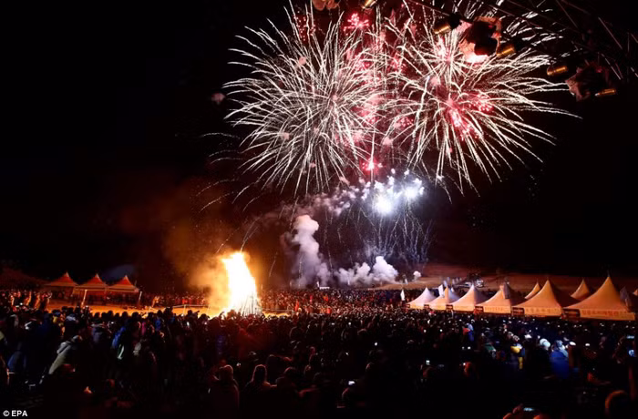 Người Hàn Quốc ăn mừng năm mới.