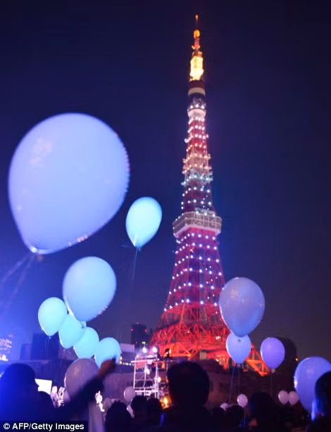 Tháp Tokyo trong những giây cuối cùng của năm cũ.