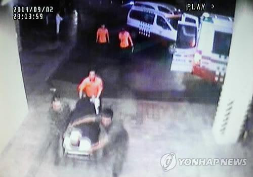 Ảnh từ video cho thấy cảnh binh sĩ thuộc lực lượng lính đặc biệt được đưa tới một bệnh viện gần khu huấn luyện trong tỉnh Jeungpyeong, Hàn Quốc ngày 2/9 sau khi bị bất tỉnh trong quá trình tham gia huấn luyện. Ảnh từ video cho thấy cảnh binh sĩ thuộc lực lượng lính đặc biệt được đưa tới một bệnh viện gần khu huấn luyện trong tỉnh Jeungpyeong, Hàn Quốc ngày 2/9 sau khi bị bất tỉnh trong quá trình tham gia huấn luyện.