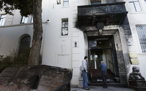 Lối vào lãnh sự quán Trung Quốc bị thiệt hại sau vụ tấn công. Lối vào lãnh sự quán Trung Quốc bị thiệt hại sau vụ tấn công.