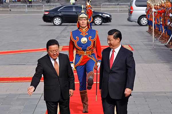 Tổng thống Tsakhiagiin Elbegdorj và Chủ tịch Tập Cận Bình tại Quảng trường Sukhbaatar ở thủ đô Ulan Bator ngày 21 tháng 8 năm 2014.