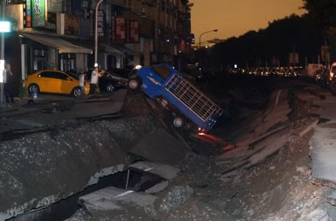 Vụ nổ tạo ra một rãnh lớn và sâu dọc con đường.