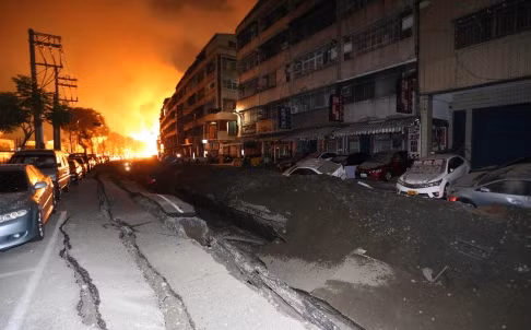 Vụ nổ mạnh mẽ đã phá hủy một đoạn đường dài.