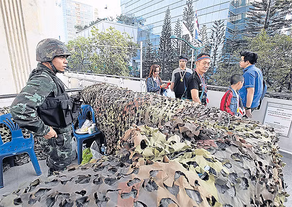 Binh sĩ Thái Lan tại một trạm kiểm soát gần khu vực biểu tình chống chính phủ. Binh sĩ Thái Lan tại một trạm kiểm soát gần khu vực biểu tình chống chính phủ.