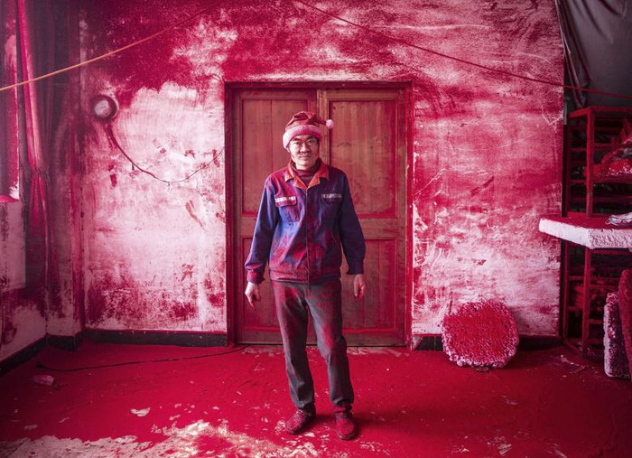 Công nhân Trung Quốc đội chiếc mũ Noel trong xưởng sơn.