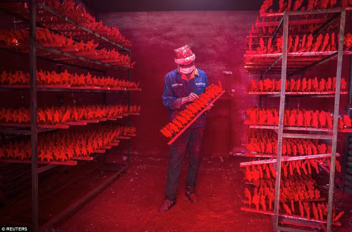 Xưởng sơn đồ trang trí Giáng sinh rực màu đỏ.