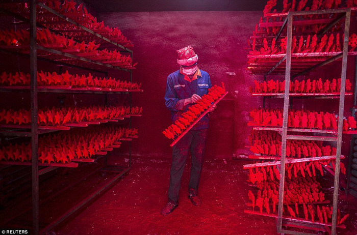 Xưởng sơn đồ trang trí Giáng sinh rực màu đỏ.