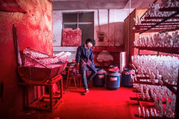 Công nhân tại xưởng sơn đồ trang trí Noel.