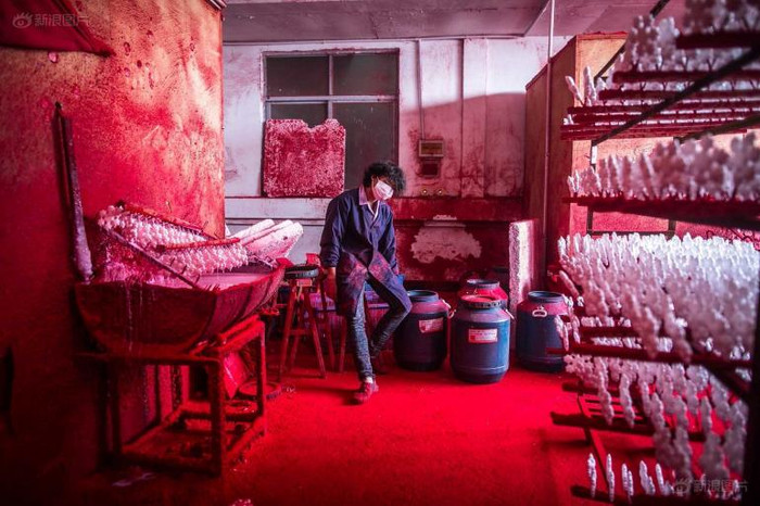 Công nhân tại xưởng sơn đồ trang trí Noel.