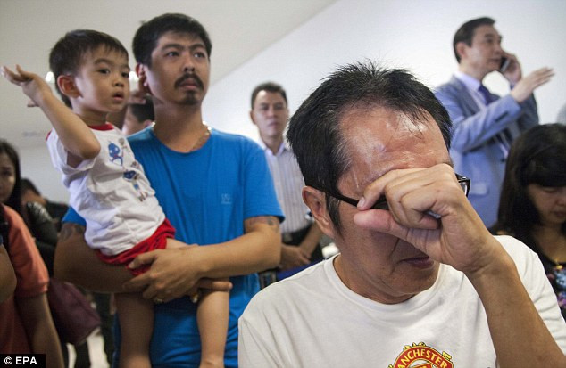 Thân nhân của những hành khách trên chuyến bay mất tích đã có một đêm mất ngủ.