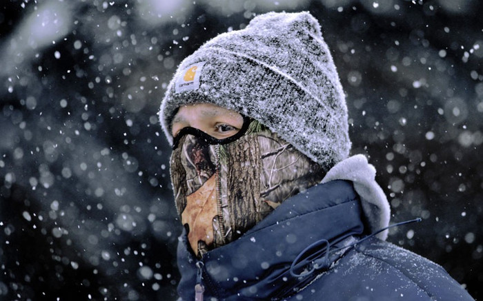 Một thanh niên trùm kín mặt khi ra đường tại Springfield, Illinois. Một thanh niên trùm kín mặt khi ra đường tại Springfield, Illinois.