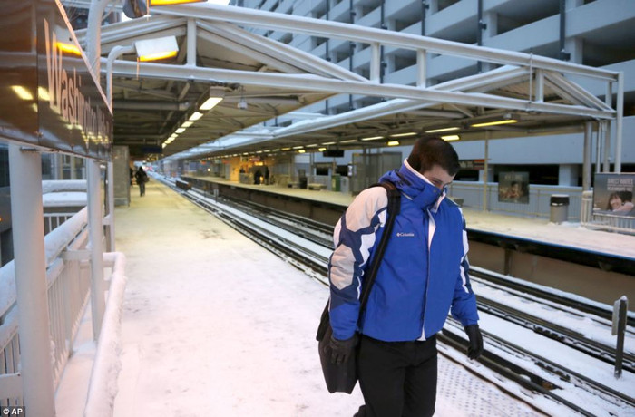 Nhà ga ở Chicago khi nhiệt độ dưới 0. Nhà ga ở Chicago khi nhiệt độ dưới 0.