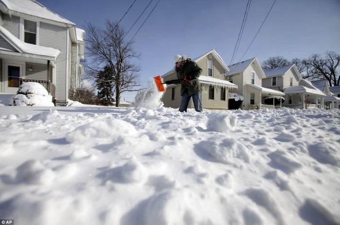 Người dân xúc tuyết thông đường. Người dân xúc tuyết thông đường.