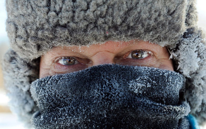 Ông James Schlafer ở Minneapolis trang bị khăn ấm khi đi bộ mỗi ngày. Ông James Schlafer ở Minneapolis trang bị khăn ấm khi đi bộ mỗi ngày.