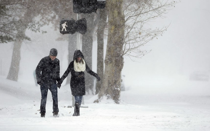 Một cặp đôi đi dạo ở St. Louis. Một cặp đôi đi dạo ở St. Louis.