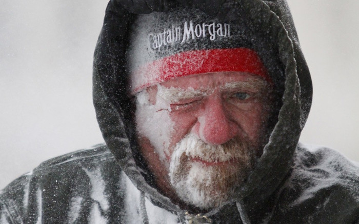 Ông Allan Umscheid nhắm mắt lại để tránh những đợt tuyết mạnh thổi vào mắt, mặt. Ông Allan Umscheid nhắm mắt lại để tránh những đợt tuyết mạnh thổi vào mắt, mặt.