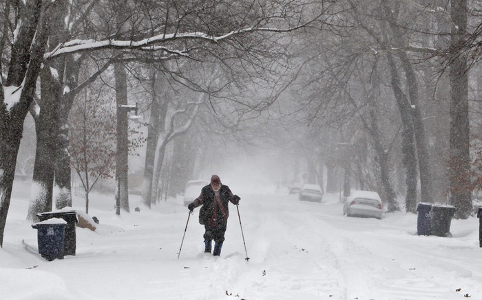 Ray Pass dùng ván trượt tuyết để di chuyển trên đường phố. Ray Pass dùng ván trượt tuyết để di chuyển trên đường phố.
