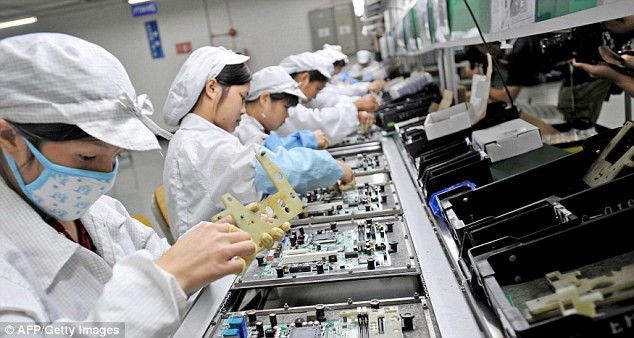 Công nhân làm việc tại nhà máy Foxconn.