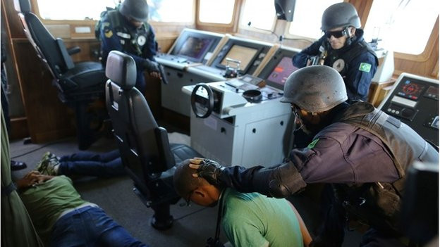 Cảnh sát Brazil diễn tập chống khủng bố chuẩn bị cho World Cup. Cảnh sát Brazil diễn tập chống khủng bố chuẩn bị cho World Cup.