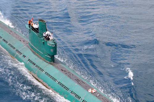 Nhà lãnh đạo Triều Tiên Kim Jong-un xuất hiện trên một chiếc tàu ngầm trong ảnh được Rodong Simnun công bố vào ngày 16/6/2014.