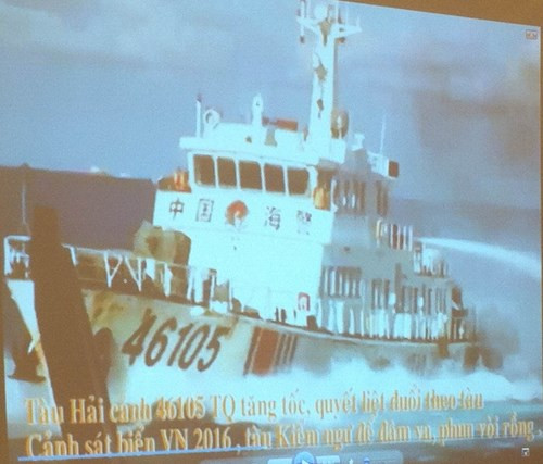 Tàu Hải cảnh Trung Quốc sử dụng để đâm vào các tàu Việt Nam. Ảnh chụp từ clip Bộ Ngoại giao Việt Nam cung cấp. Tàu Hải cảnh Trung Quốc sử dụng để đâm vào các tàu Việt Nam. Ảnh chụp từ clip Bộ Ngoại giao Việt Nam cung cấp.