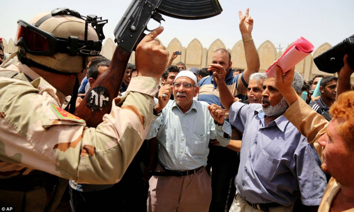 Tình nguyện viên Baghdad đăng ký tham gia lực lượng chống lại phiến quân ISIS