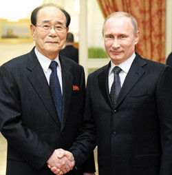 Chủ tịch Quốc hội Triều Tiên Kim Yong-nam gặp gỡ Tổng thống Nga Vladimir Putin tại Sochi. Chủ tịch Quốc hội Triều Tiên Kim Yong-nam gặp gỡ Tổng thống Nga Vladimir Putin tại Sochi.