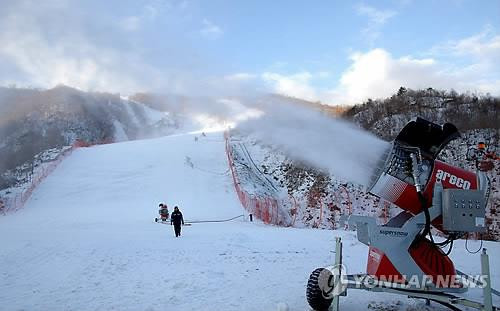 Máy phun tuyết của Thụy Điển trên đèo Masik. Máy phun tuyết của Thụy Điển trên đèo Masik.