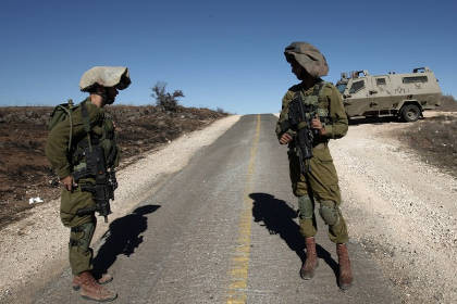 Binh sĩ Israel tuần tra trên Cao ngyên Golan. Binh sĩ Israel tuần tra trên Cao ngyên Golan.