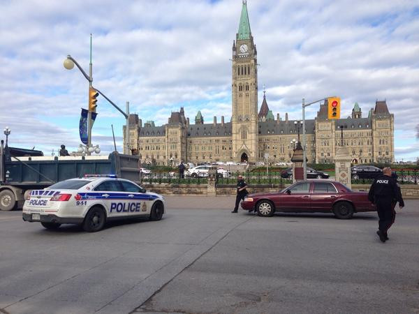 Tòa nhà Quốc hội được phong tỏa. Tòa nhà Quốc hội được phong tỏa.