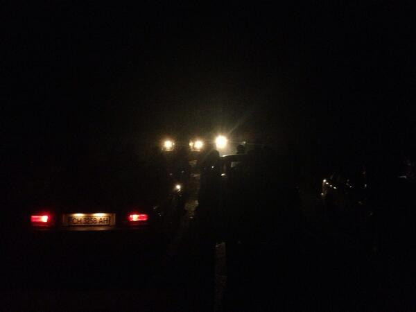 Xe tải quân sự được nhìn thấy trước cửa lối vào căn cứ A-2355. Xe tải quân sự được nhìn thấy trước cửa lối vào căn cứ A-2355.