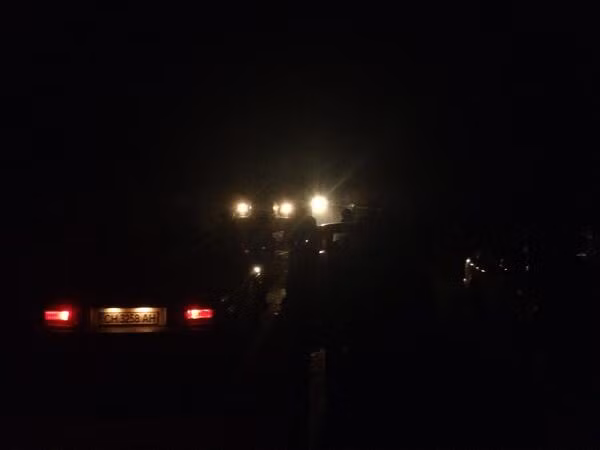 Xe tải quân sự được nhìn thấy trước cửa lối vào căn cứ A-2355.